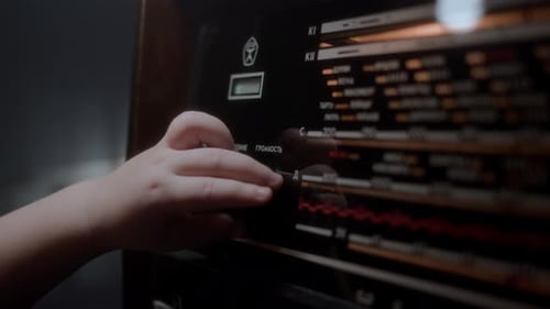 Kinderhanddreher auf einem alten Vintage-Radio, hergestellt in der UdSSR, die Aufschriften auf Russisch sind NIEDRIG HOCH