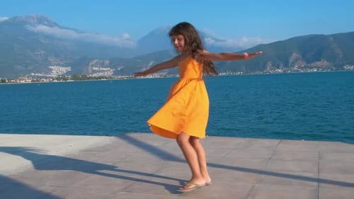Un enfant heureux tourne