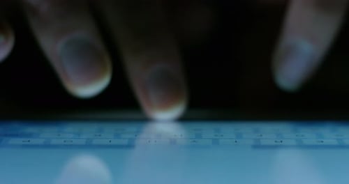 Tippen und Berühren eines LCD-Bildschirms und interagiert mit Anwendungen sowie Finanzen und Mathematik
