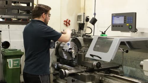 Funcionamiento de un torno en una planta de fabricación
