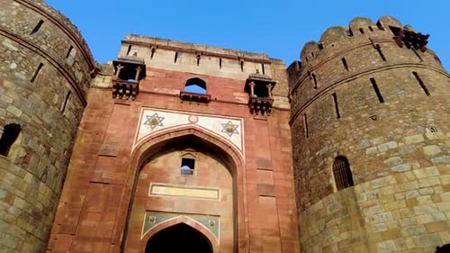 Hiperlapso de 'Bara Darwaza', atual entrada principal, com seu bastião.