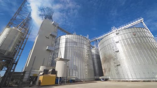 Elevadores de granos al aire libre. Recipientes de aluminio para almacenar granos. Agronegocios.