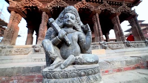 Statue Pan de la déesse hindoue sculptée sur une pierre sur la place Patan Durbar.