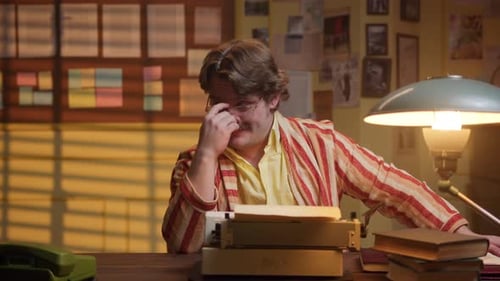 Ein Mann im Vintage-Stil sitzt im Büro oder zu Hause und denkt, eine Idee kommt und er fängt an