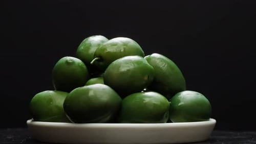 Aceitunas verdes redondas en escabeche de Grecia, primer plano de aceituna roja, negra y verde fermentada española
