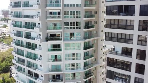 Santo Domingo - Dominikanische Republik - 29. Mai 2021 - Wohngebäude in der Stadt, hohes Bauwerk