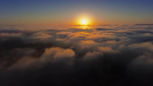 Amanecer sobre las nubes con paisaje montañoso
