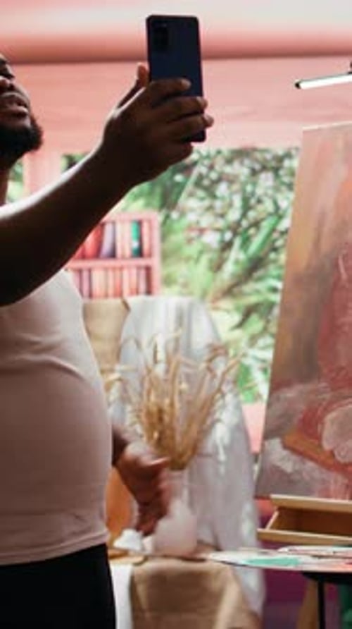 Vídeo vertical: Pintor afroamericano graba un vídeo y anuncia su obra maestra