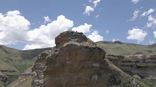 L'inclinaison aérienne s'élève jusqu'au sommet d'une étroite falaise rocheuse montagneuse