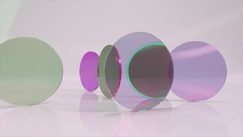 Bunte durchscheinende Glasblöcke drehen und drehen sich auf weißen Hintergrundlinsen 3D-Animation von