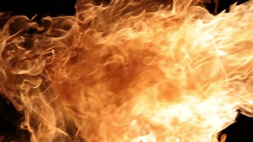 Helle Flamme, die aus schwarzem Hintergrund entweicht