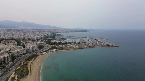 Marina aérea del mar Egeo, puerto deportivo en El Pireo, Grecia, costa y playa de Atenas