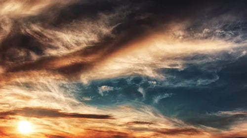 nubes al atardecer o al amanecer en el cielo azul y la luz del sol