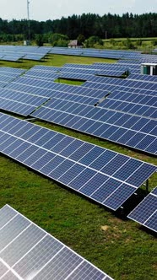 Sonnenkollektorfeld von oben. Luftaufnahme von oben auf Sonnenkollektoren (PV-Module
)