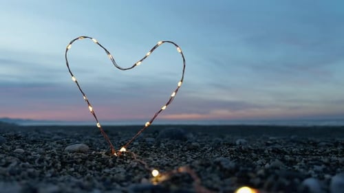 Symbole en forme de cœur avec guirlandes lumineuses