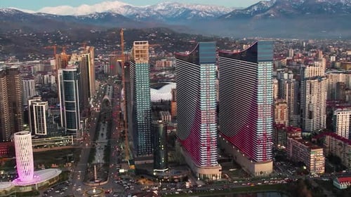 Primer plano de
edificios modernos en Batumi, Georgia. Bienes raíces en Batumi, Georgia