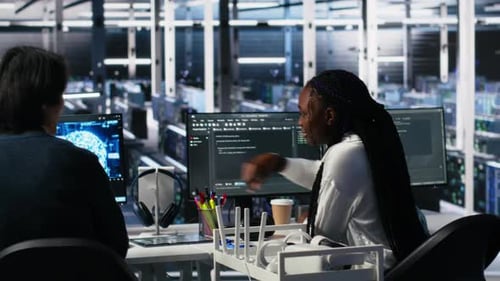 Rechenzentrumsadministratoren führen Brainstorming durch und arbeiten an neuronaler Netzwerksoftware