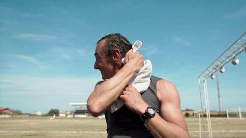Le nettoyage de la transpiration après l'effort de l'entraînement