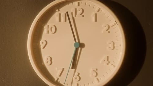 Minimale Analoguhr an der Wand mit laufendem Sekundenzeiger