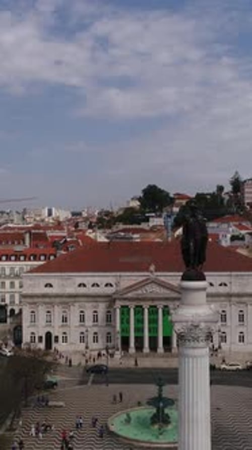 Vidéo verticale de la place Dom Pedro IV à Lisbonne, Portugal