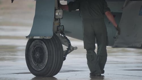 Technicien vérifiant l'assemblage des roues de l'avion