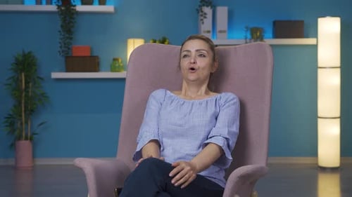 Glückliche tief atmende Frau.