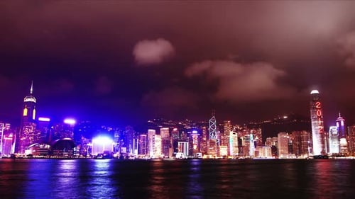Die Skyline von Hongkong schimmert nachts in einem atemberaubenden Zeitrafferblick auf die Stadt