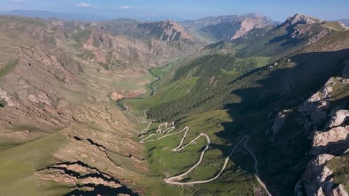 Vue aérienne d'une route sinueuse à travers les montagnes, Kirghizistan.