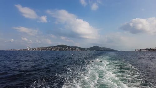 Möwen fliegen hinter der Fähre und fahren in Zeitlupe auf dem Bosporus in Istanbul, Türkei