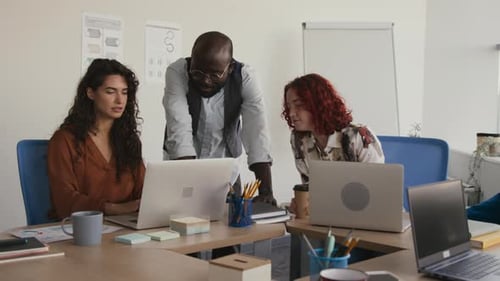 Gruppe junger Leute Coworking
