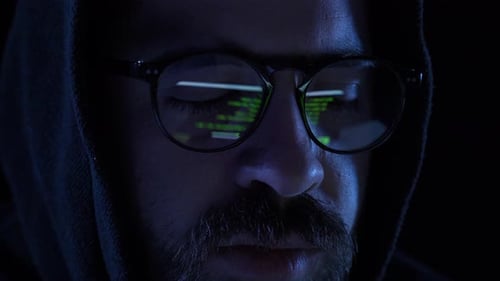 Hacker mit Brille.