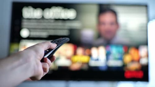 Nahaufnahme der Handbrowsing-Streaming-Dienstanwendung auf Smart-TV mit Fernbedienung