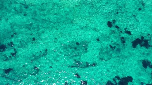 Ruhiger Hintergrund mit klarem Meerwasser. Ruhiger Meerwasser-Hintergrund. Luftaufnahmen eines perfekt kristallinen cl