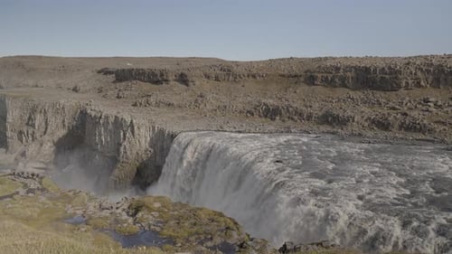 Vasta cachoeira Dettifoss sob o céu claro da Islândia. Panorâmica