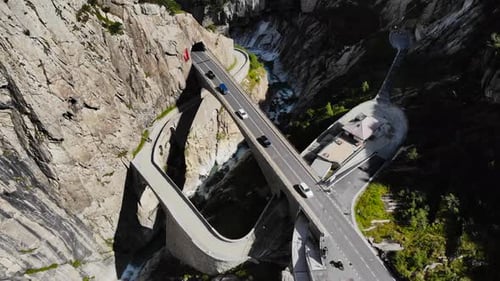 Luftbild: Teufelsbrücke, Pfad und Straße. Über eine Alpenstraße fliegen