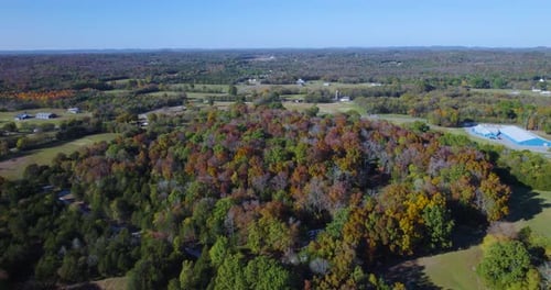 Forêt dense aux couleurs automnales pendant la journée dans le Tennessee, États-Unis. - vue aérienne