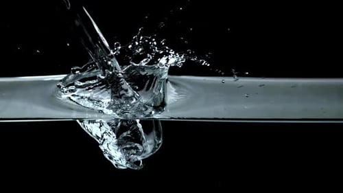 Wasserspritzer in Superzeitlupe mit Luftblasen, gefilmt auf einer Hochgeschwindigkeitskamera mit 1000 Bildern pro Sekunde