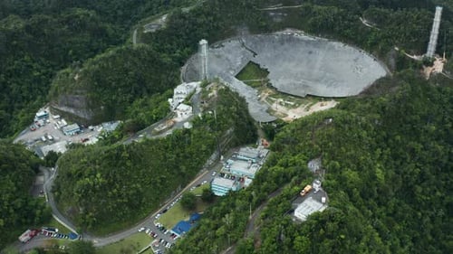 La déconstruction d'une antenne parabolique à l'observatoire d'Arecibo ralentit les recherches du SETI
