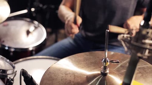 Música, personas, instrumentos musicales y concepto de entretenimiento: músico masculino con baquetas