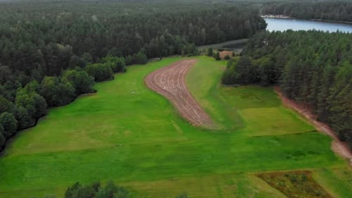 Vue aérienne de la vallée glaciaire de Wdzydze Kiszewskie, en Pologne.