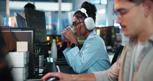 Café, computadora y música con una programadora en la oficina para coworking o desarrollo de software