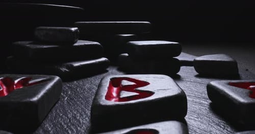 Divination par des pierres runiques celtiques foncées. Effet Parallax
