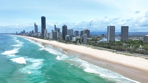 Surfers Paradise, Gold Coast, Queensland, Australien. Fliegen Sie mit uns über diese faszinierenden Höhen
-