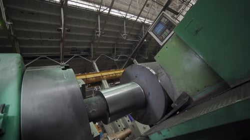 Machines industrielles exploitées dans une usine de fabrication moderne dotée d'un stock de technologies de pointe