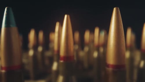 Gewehrkugeln auf schwarzem Hintergrund in Puffs of Smoke Close Up Rows of Bullets Konzept zum Thema