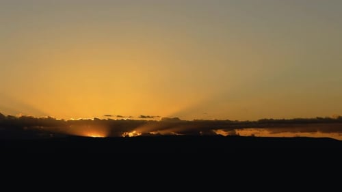 Herrlicher Goldener Sonnenaufgang im Zeitraffer