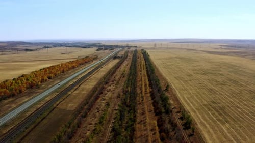 Dies ist eine Luftaufnahme, die die Autobahn und die wunderschöne Landschaft unter Stock zeigt