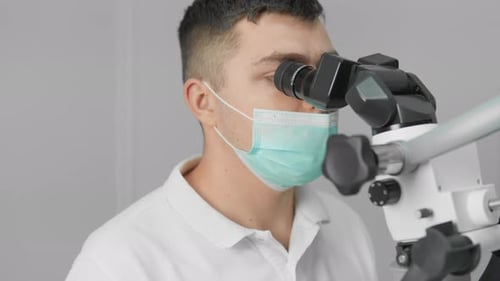 Un dentista realiza con confianza una operación quirúrgica utilizando un microscopio Procedimiento médico en odontología