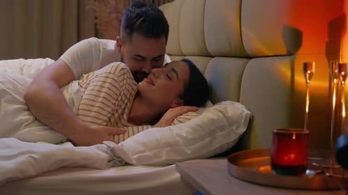 Kaukasisches glückliches Paar Liebe Liebt Zusammen Liegen Bett Küssen Umarmen Gemütliches Vergnügen Lächeln Frau Mann Freundin