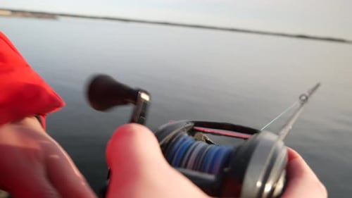Mann fischt auf einer Angelrute beim Spinnen in Schweden.